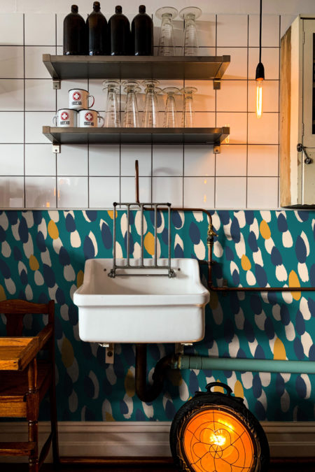 Papier peint N74 salle de bain retro bleu jaune blanc
