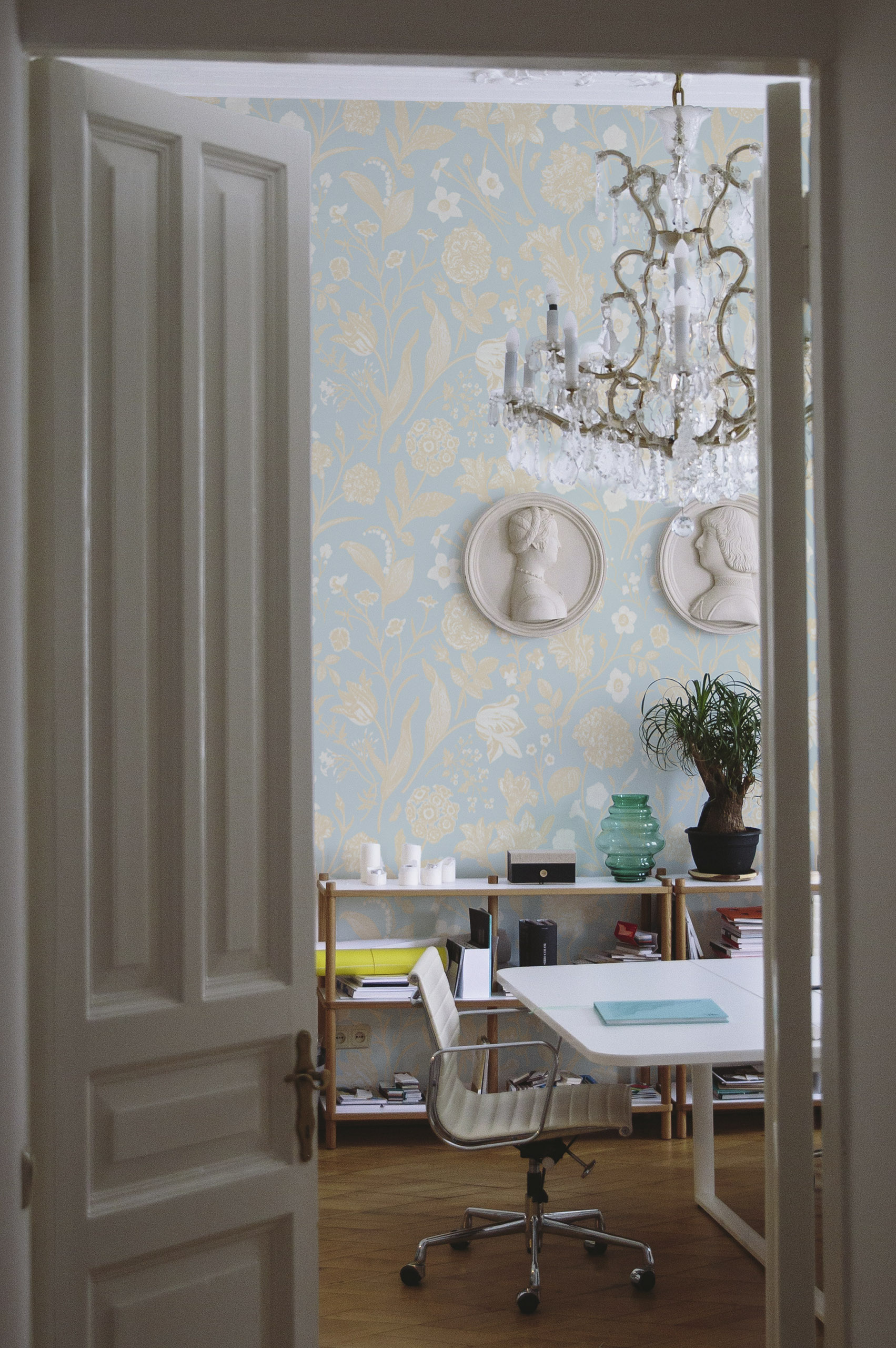 Papier peint floral et végétal bleu et jaune qui agrémente la décoration d'un magnifique bureau !