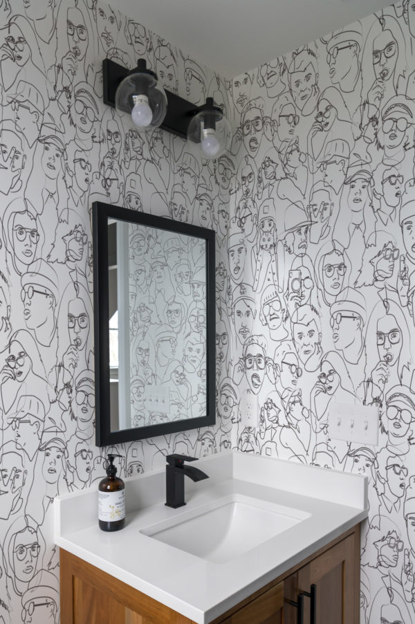n52 salle de bain visages en noir et blanc street art