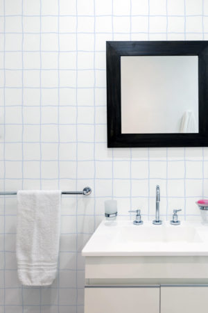 Papier peint N100 bleu salle de bain lignes verticales minimaliste pop