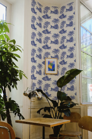 papier peint n108 toile de jouy tigre végétation bleu salon