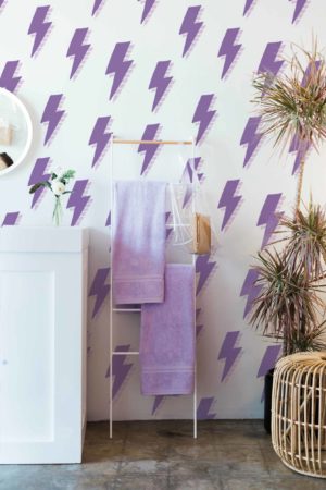 papier peint foudre éclair graphique violet salle de bain
