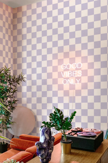 papel pintado n216 tablero de ajedrez morado sala de estar