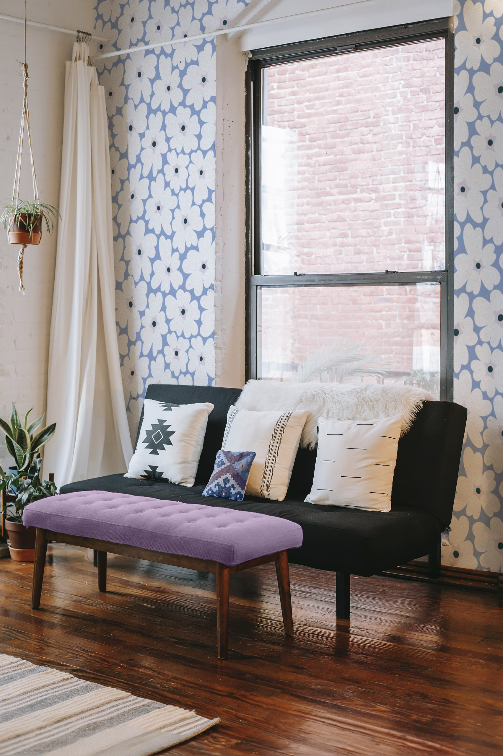 N 301 Papier peint fleurs vintage fond bleu salon