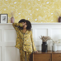 papier peint n298 fleurs minimalistes sur fond jaune zak salon