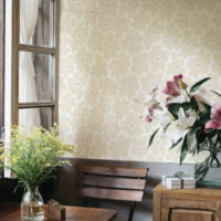 N302 papier peint fleurs vintage colorees beige fond blanc espaces publics
