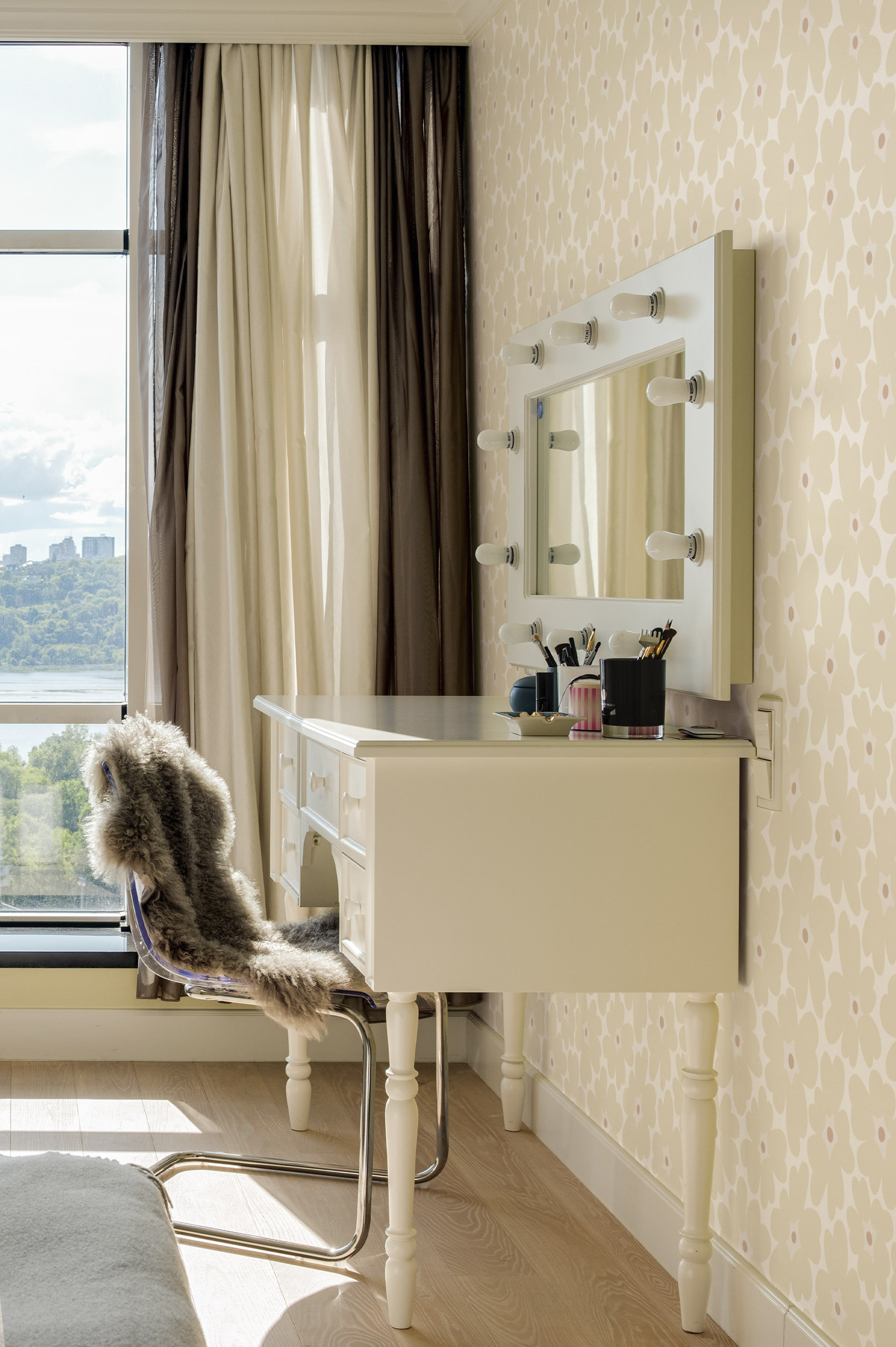 N302 papier peint fleurs vintage colorees beige fond blanc chambre N302 papier peint fleurs vintage colorees beige fond blanc chambre