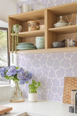 N302 papier peint fleurs vintage colorees violet fond blanc cuisine