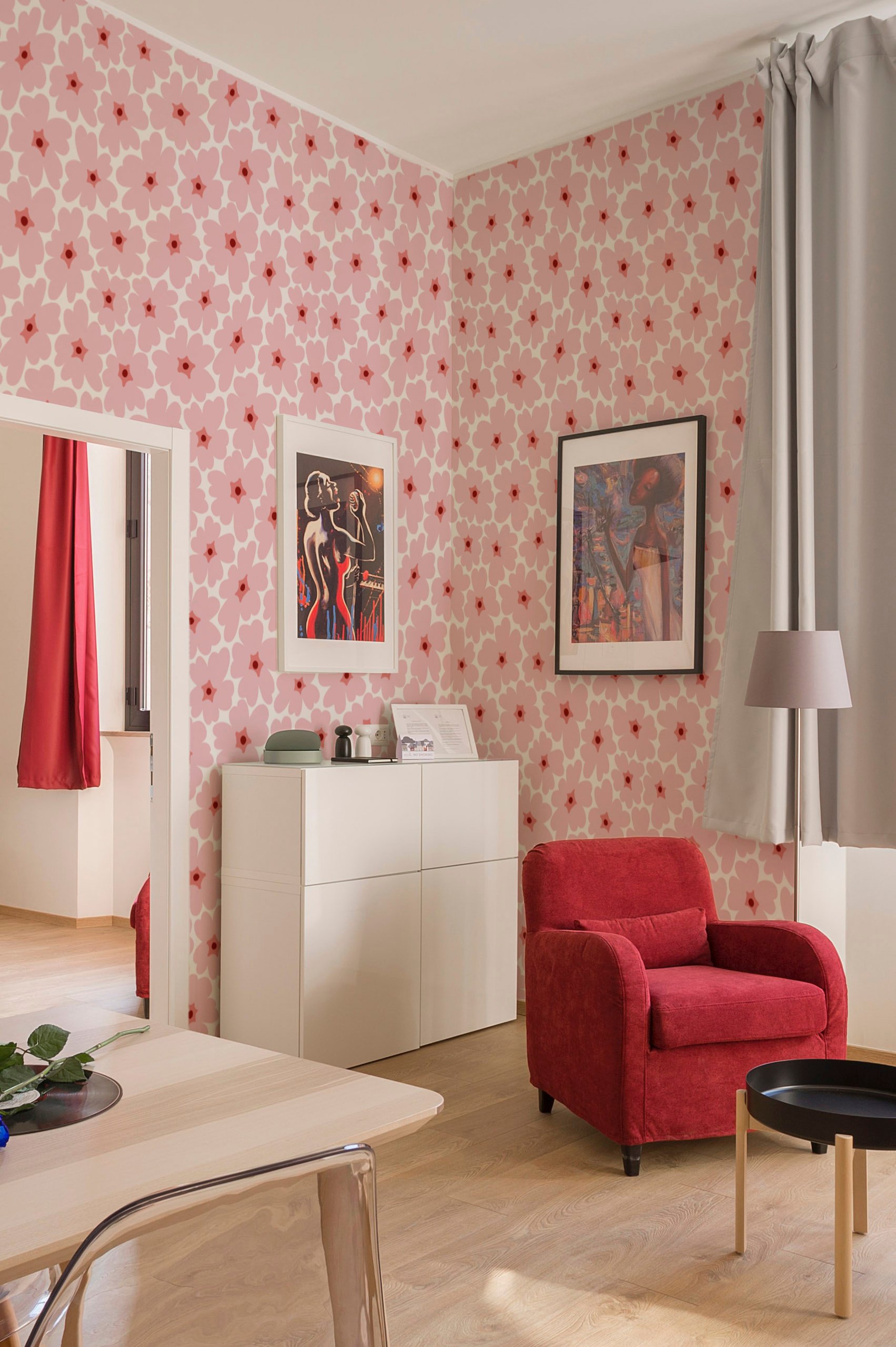 N302 papier peint fleurs vintage colorees rose fond blanc chambre fauteuil