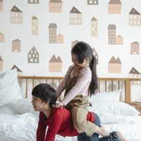 N303 maisons colorees papier peint enfant beige chambre enfant jeux