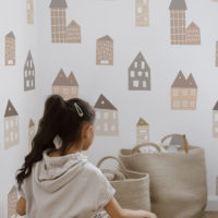 N303 maisons colorees papier peint enfant beige chambre enfant