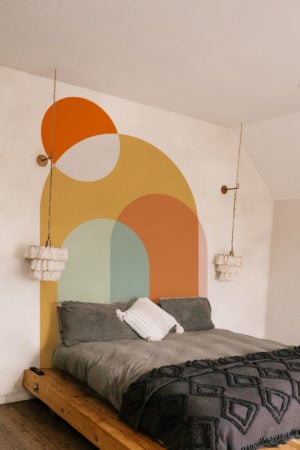 n308 chambre tete de lit coloree pop formes acidulees