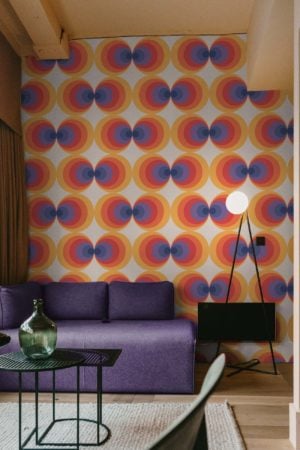 papel pintado salon retro chic violeta naranja