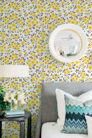 salon papier peint jaune fleurs sauvages floral vintage