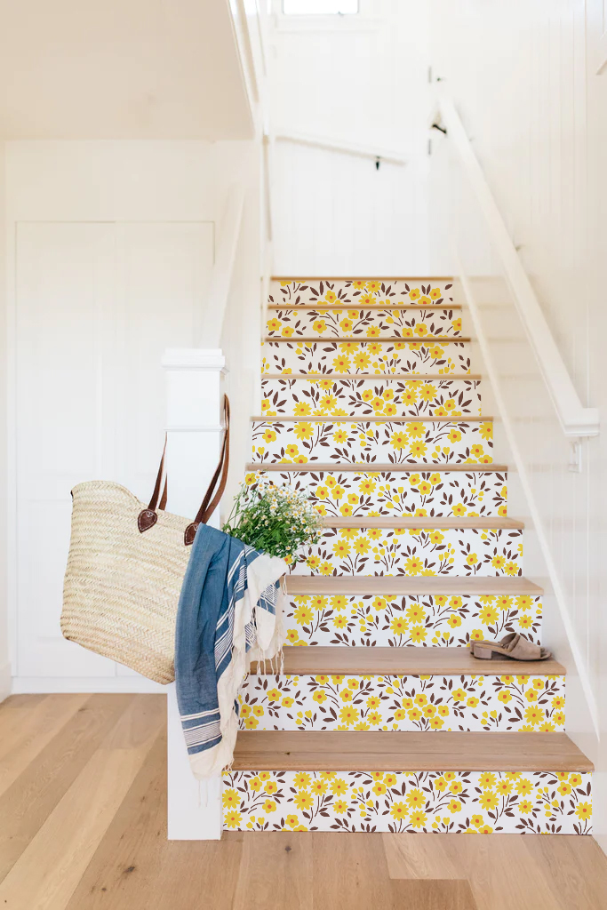 escalier papier peint jaune fleurs sauvages floral vintage