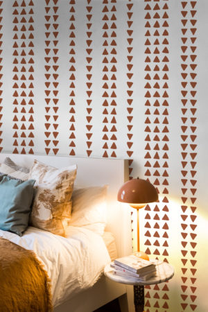 dormitorio terracota papel pintado geométrico triángulos boho chic