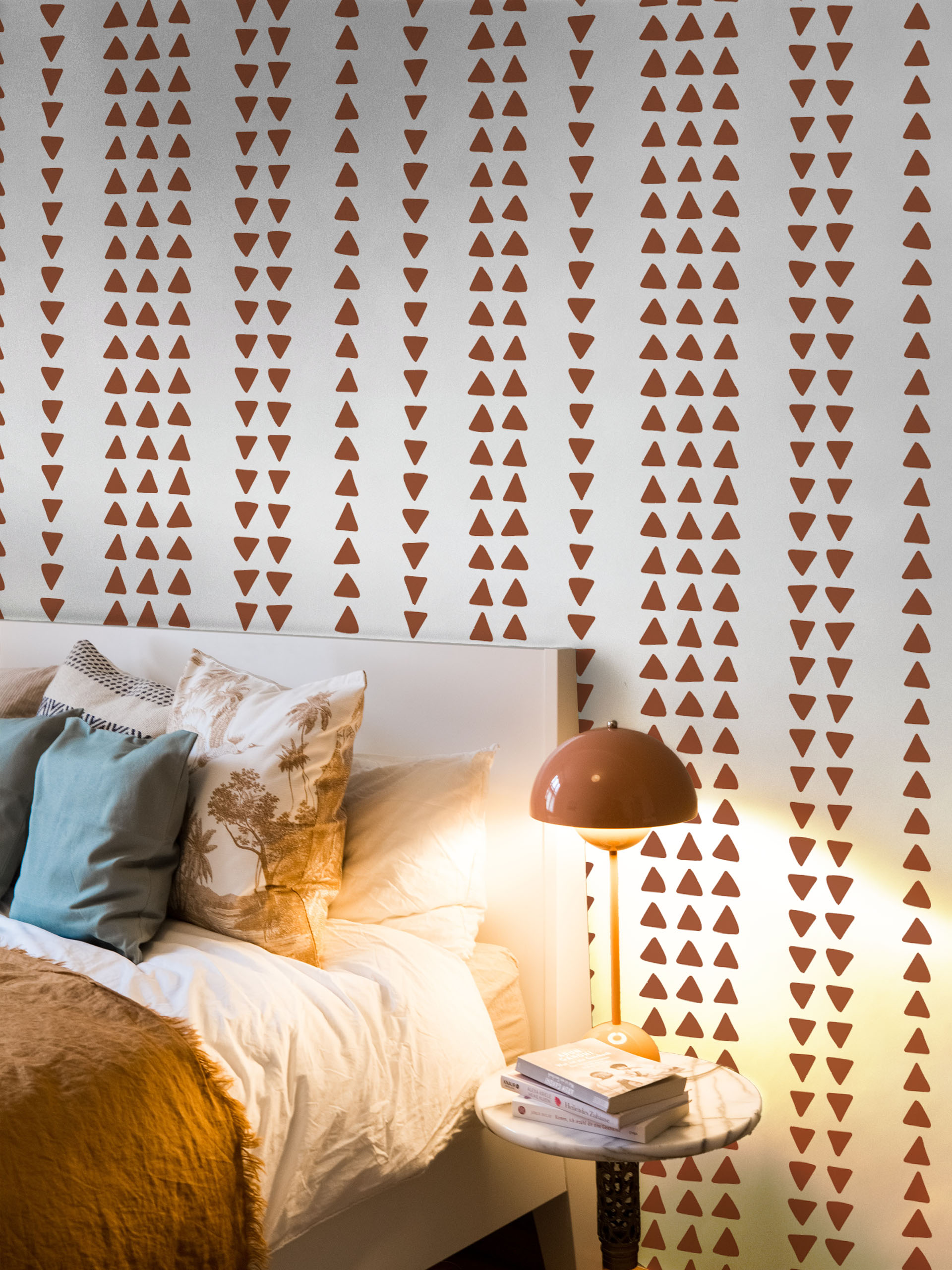 dormitorio terracota papel pintado geométrico triángulos boho chic