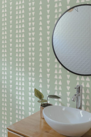 salle de bain vert papier peint geometrique triangles boho chic