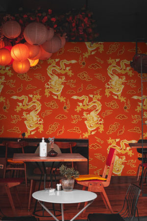 espacio público papel pintado dragón de fuego rojo japón tendencia