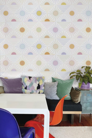salon multicolore papier peint coucher de soleil géométrique