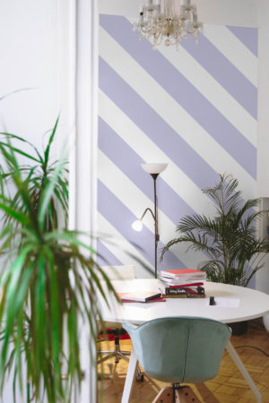 bureau violet papier peint rayures pop géométrique estivale