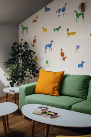salon jaune papier peint pawsitif chien animaux pop