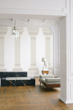 salon beige papier peint colonne revisitée panoramique tendance