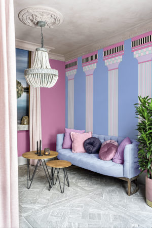 salon violet papier peint colonne revisitée panoramique tendance