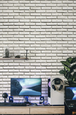 bureau blanc papier peint briques panoramique tendance