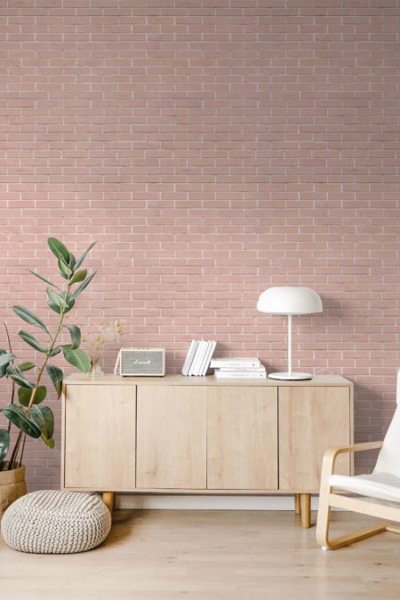 salon rose papier peint briques panoramique tendance