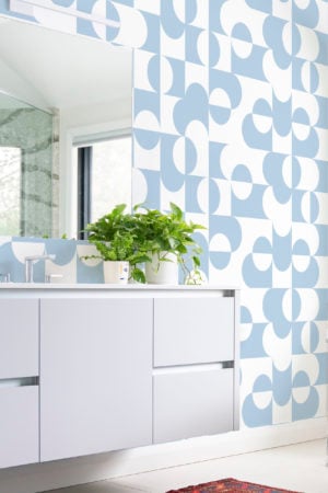 salle de bain bleu papier peint géométrie abstraite géométrique panoramique