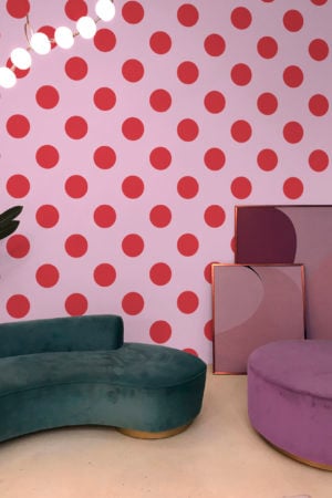 salon rose papier peint folie des pois géométrique pop