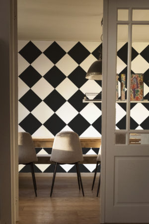 papel pintado de salón en blanco y negro con diseño geométrico de moda
