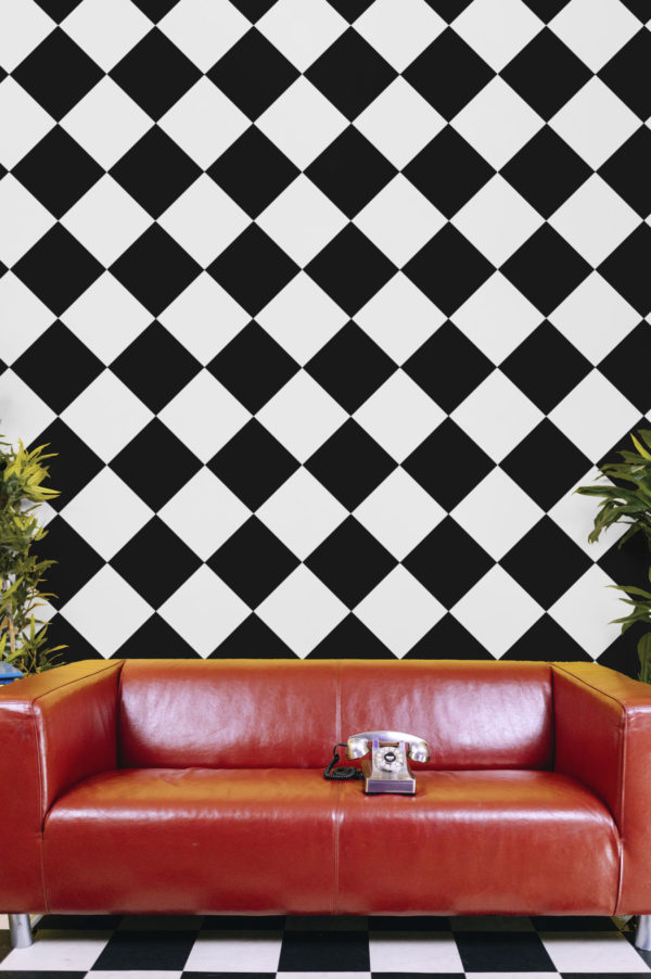 salon noir & blanc papier peint damier sensation géométrique tendance