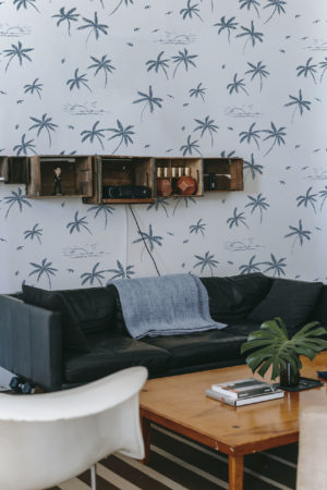 salon bleu papier peint ambiance tropicale végétale exotique