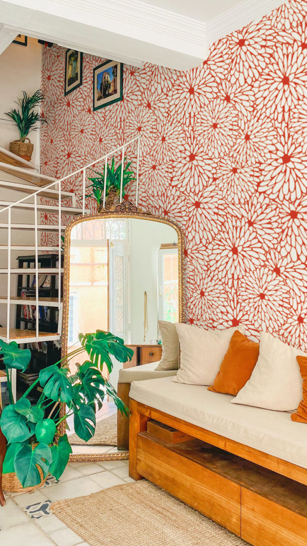 salon rouge papier peint chrysanthème floral tendance