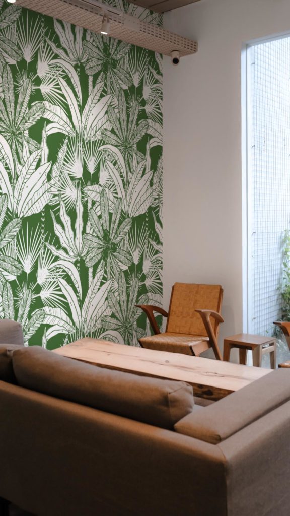 n432 papier peint végétation tropicale fonce vert salon