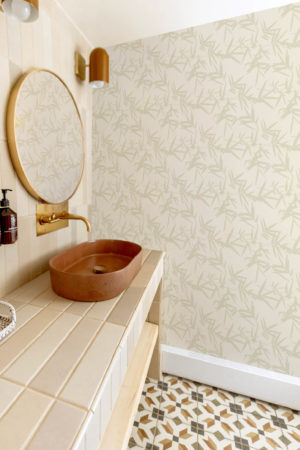 salle de bain beige papier peint feuilles de bambou végétal
