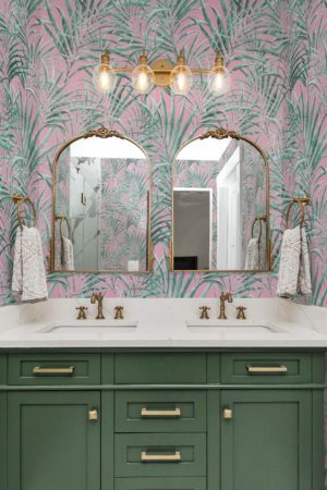 salle de bain rose papier peint feuille de palmiers végétal tendance