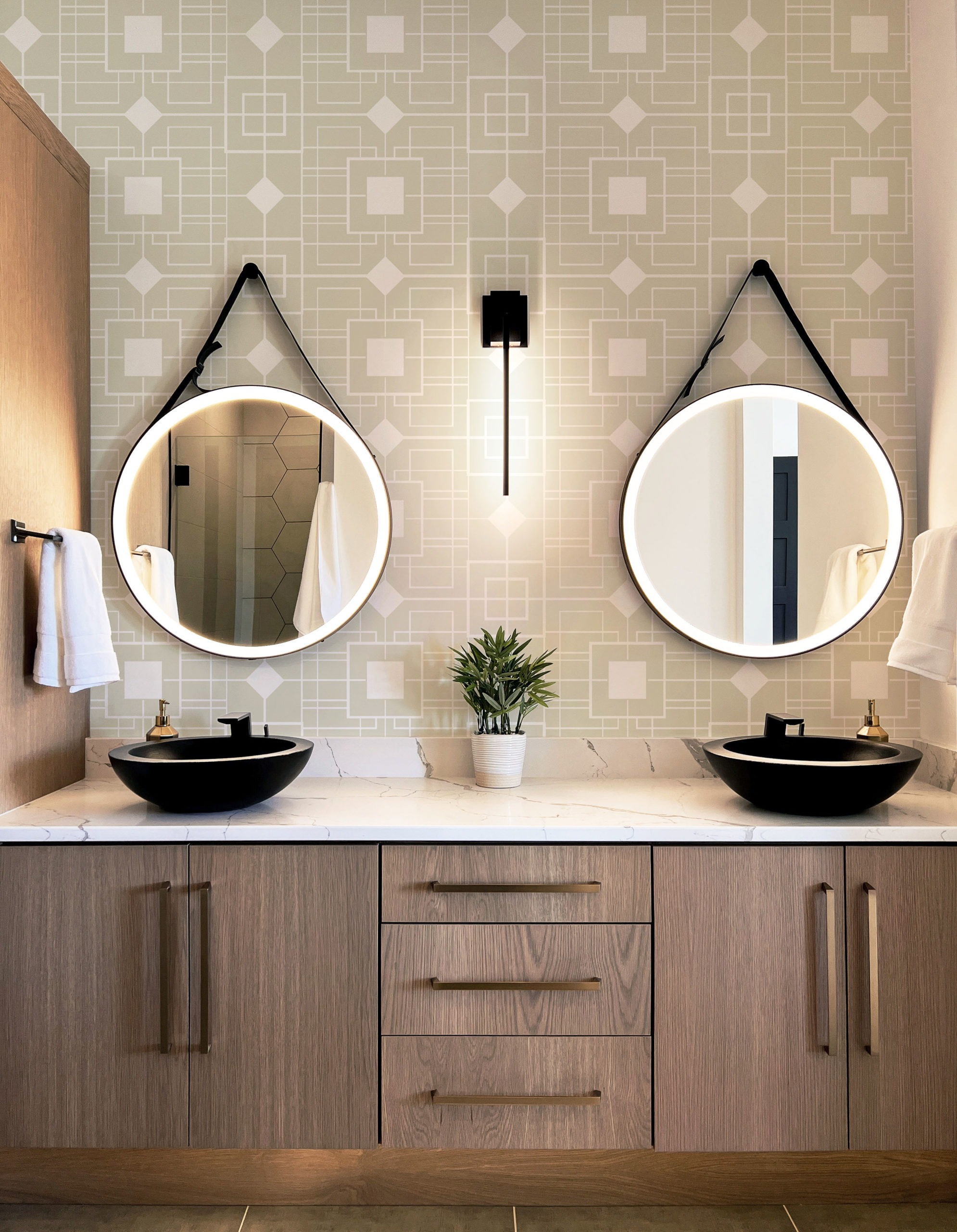 salle de bain beige papier peint géométrie vintage panoramique carré losange