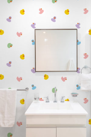 salle de bain multicolore papier peint canard enfant zinzin