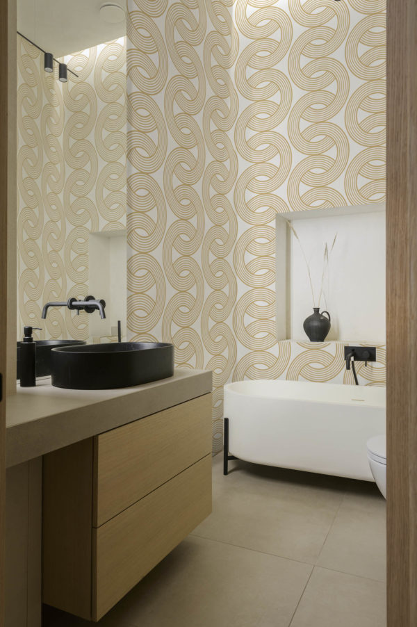 salle de bain doré papier peint entrelacé vintage géométrique