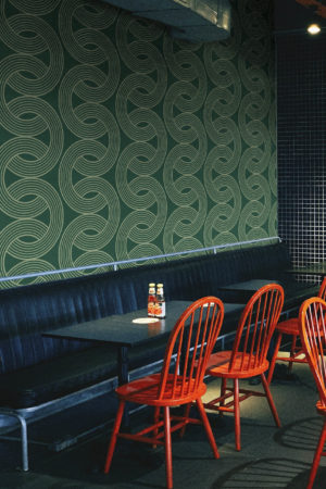 espace public vert foncé papier peint entrelacé vintage géométrique