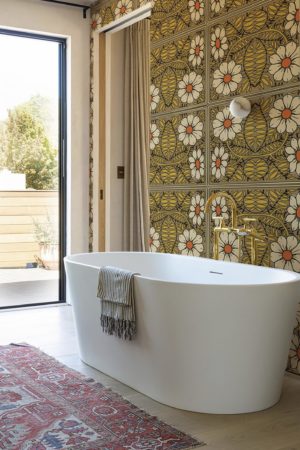 salle de bain jaune papier peint marguerite art nouveau floral vintage