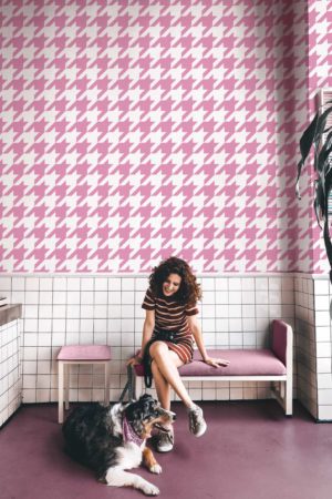 espace public rose papier peint patte d'oie tendance barbie