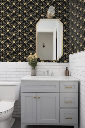 salle de bain noir & blanc papier peint palmettes géométriques art déco contemporain