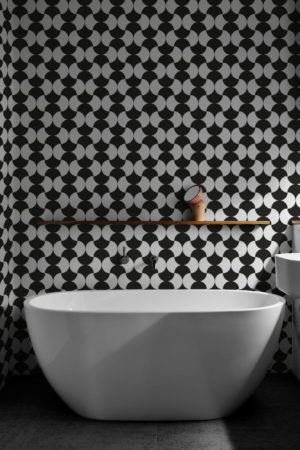 salle de bain noir & blanc papier peint art déco coquilles contemporain
