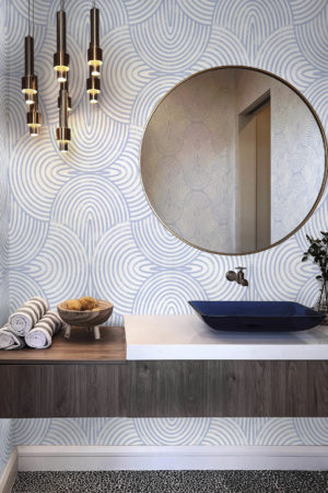salle de bain bleu papier peint résonance art déco panoramique élégant