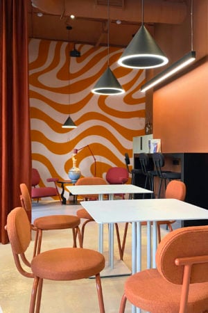 espace public orange papier peint vagues groovy ondulations vintage pop urbain