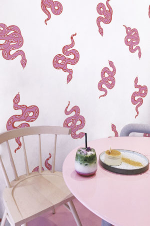 espace public papier peint serpent rose pop animal